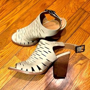 Chunky heel, taupe color. Barely worn.